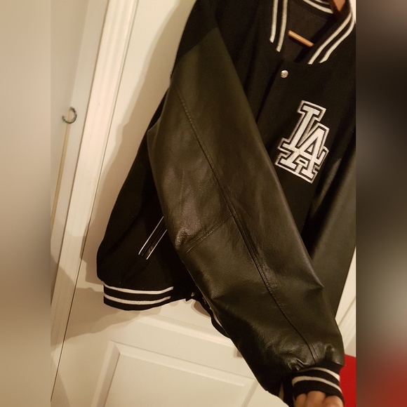 JH Design Group Reversible black LA Dodgers varsity jacket. - Picture 4 of 9